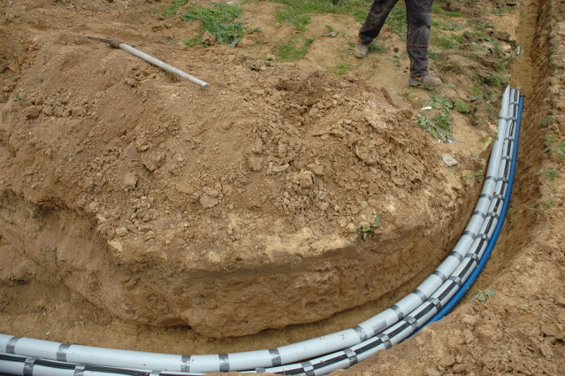 Proces montażu basenu ogrodowego podłączenie wody pod basen w ziemi