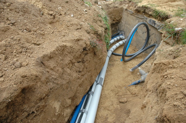 Proces montażu basenu ogrodowego podłączenie wody pod basen w ziemi