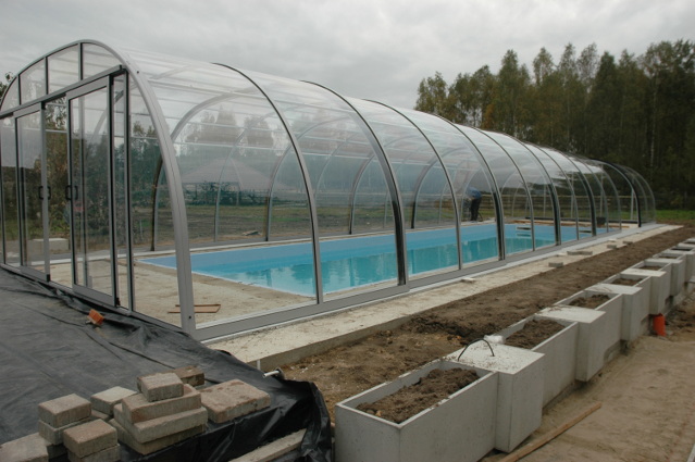 Proces montażu basenu ogrodowego basen w ziemi z zadaszeniem