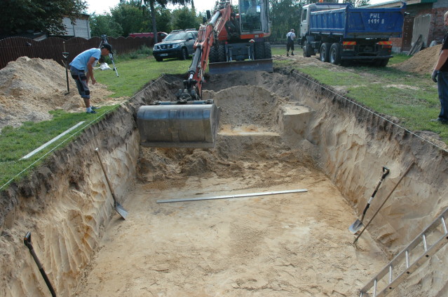 Proces montażu basenu ogrodowego Wykop w ziemi
