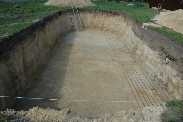 Proces montażu basenu ogrodowego Wykop w ziemi pod basen