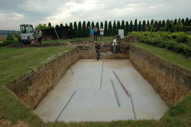 Proces montażu basenu ogrodowego przygotowanie dna pod basen w ziemi