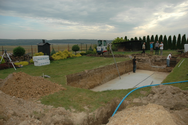 Proces montażu basenu ogrodowego przygotowanie dna pod basen w ziemi